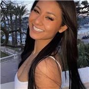 L’Anglais est ma première langue. Je suis complètement bilingue car je suis née à Vancouver au Canada et mon père est français. Le lycée était en anglais pour moi, et en ce moment le curriculum d’éducation supérieure que je suis est également en anglais.